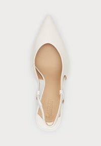 Valkoinen nahkainen slingback-kengä, jossa on terävä kärki, avoimet sivut ja vaaleanruskea pohja, johon on kaiverrettu "LAUREN RALPH LAUREN." Silkkinen pinta.