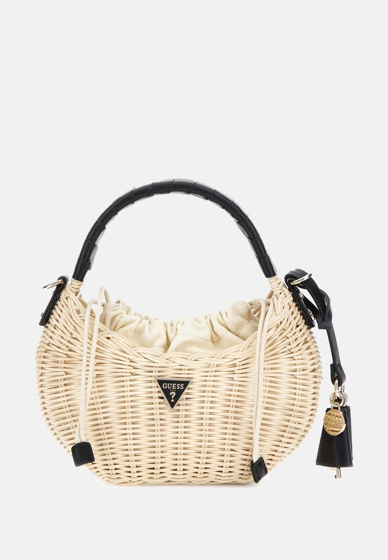 Petit sac à main tissé beige avec poignée noire enveloppée, pochette en tissu à cordon et logo Guess sur le devant, plus un charm suspendu noir.