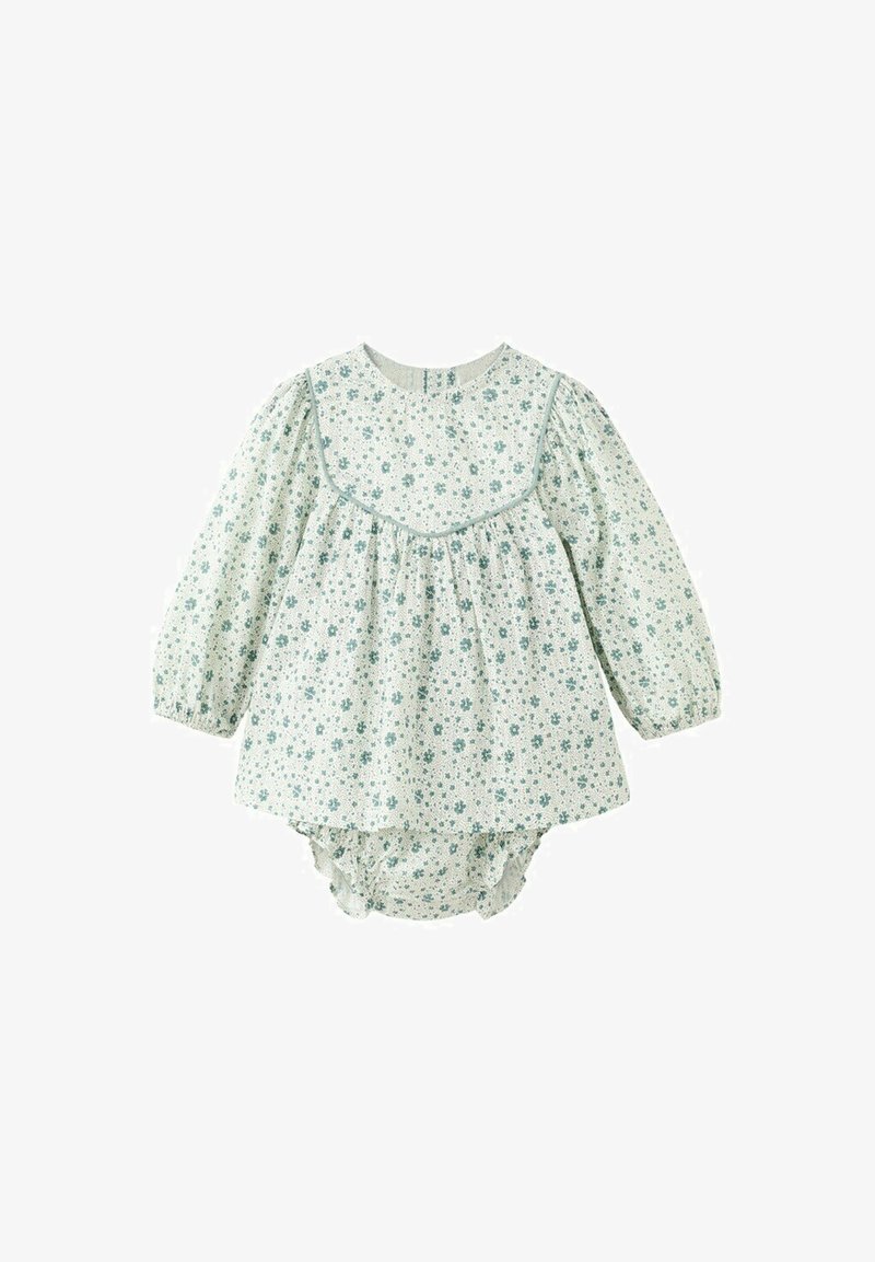 Biały, długi niemowlęcy kombinezon z zielonym kwiatowym wzorem i marszczonym karczkiem, z elastycznymi mankietami i dopasowanymi bloomersami.