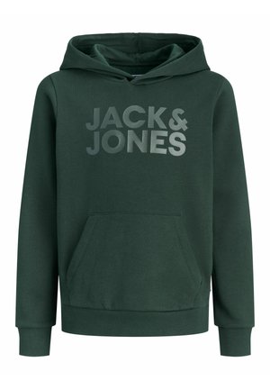 Uśmiechnięty chłopiec w zielonej bluzie z kapturem Jack & Jones, jasnoniebieskich dżinsach, beżowych trampkach i szarej czapce stoi na jednolitym tle.