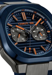Cerruti 1881 pulksteņa tumši zilais teksturētais ciparnīca, oranži akcenti, sudraba detaļas un divas apakšciparnīcas. Iespējas ietver uzskatāmus stundu marķierus un kvadrātveida korpusu.