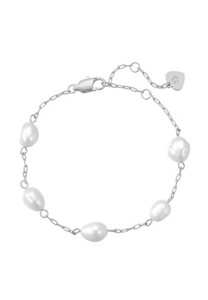 Silbernes Kettenarmband mit fünf unregelmäßigen weißen Perlen, gleichmäßig verteilt, und einem Karabinerverschluss mit kleinem Herzanhänger.
