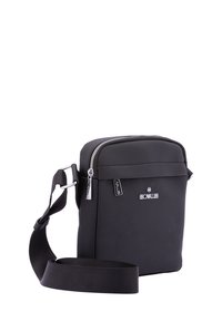Borsa a tracolla nera realizzata in tessuto resistente, con chiusura con zip, cinturino regolabile e dettaglio del logo sulla parte anteriore.