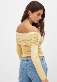 NA-KD Ilgarankovis viršutinės dalies drabužis - dusty yellow