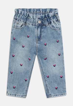 Jeans pour enfants bleu clair avec taille élastique et petits motifs noirs brodés surmontés de nœuds roses dispersés sur le tissu.