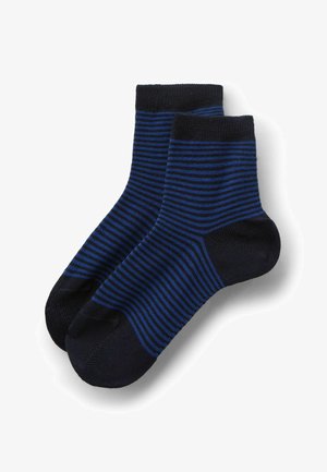 Paar knöchellange Socken mit schwarzen und blauen horizontalen Streifen, schwarzen Fersen, Zehen und Bündchen, flach auf einem weißen Hintergrund ausgelegt.