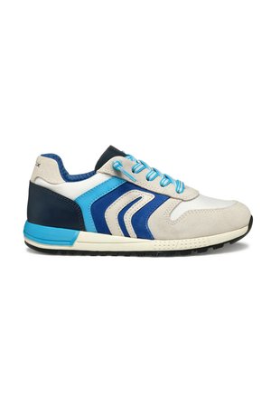 Sneaker sportif avec un mélange de matériaux blancs, gris clair et bleus. Suède texturé, accents en tissu et semelle en caoutchouc avec des couleurs contrastantes.