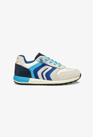 Sportowe sneakersy wykonane z połączenia białych, jasnoszarych i niebieskich materiałów. Teksturowana zamszowa cholewka, akcenty z tkaniny oraz kauczukowa podeszwa w kontrastowych kolorach.