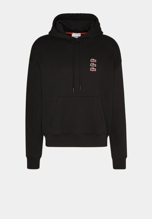 Zwarte hoodie met een trekkoordcapuchon, een voorzak en drie kleine geborduurde krokodillenlogo's in rood en wit op de linker borst.