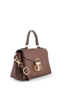 Braune Handtasche aus strukturiertem Leder mit einer goldfarbenen Schnallenverschluss und Branding. Verfügt über einen oberen Griff und einen abnehmbaren, verstellbaren Schulterriemen.