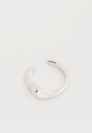 Λείο, ανοιχτό ασημένιο βραχιόλι μελάνης με καμπυλωμένη, γυαλισμένη επιφάνεια, παρουσιάζεται σε απλό λευκό φόντο.