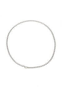 Srebrny naszyjnik z łańcuszkiem o wydłużonych, prostokątnych ogniwach, jednolitej fakturze i prostym zapięciu. Zaprojektowany tak, aby ściśle przylegać do szyi.