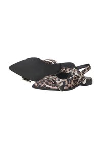 Schoen met puntige neus en slingback in panterprintstof met metallic gespaccenten en een lage blokhak. Geprofileerde zwarte buitenzool.