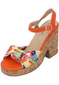 Orange plattformsandal med en korkklack, som har en färgglad blommig tygrosett på tåremmen och ett ankelsnöre med en metallspänne.