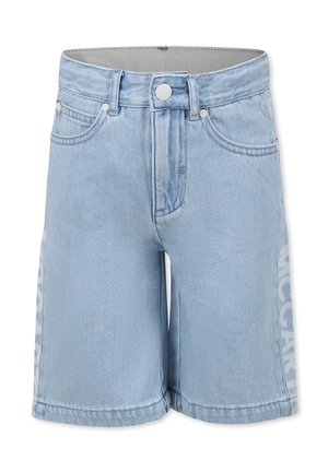 Shorts in denim azzurro chiaro con vita alta, design a cinque tasche e grandi scritte bianche stampate su entrambi i lati. Il tessuto ha una texture liscia.