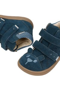 Scarpe per bambini in suede blu con design a faccia d'orso, cinturini regolabili in velcro e suola in gomma. Presentano un pannello in rete testurizzata.