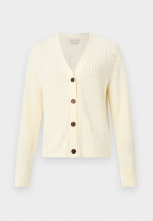 Cardigan en maille crème avec col en V, manches longues, poignets côtelés et quatre boutons marron sur le devant.