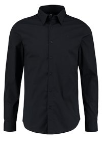 Czarna, dłuższa koszula z długim rękawem, z guzikami, z kołnierzykiem w kształcie ostrego kąta i mankietami, wyeksponowana na białym tle.