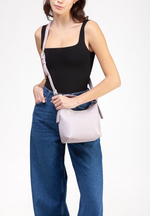 Borsa a tracolla lilla chiaro realizzata in materiale sintetico texturizzato, caratterizzata da una forma curva e un manico corto con una tracolla regolabile.