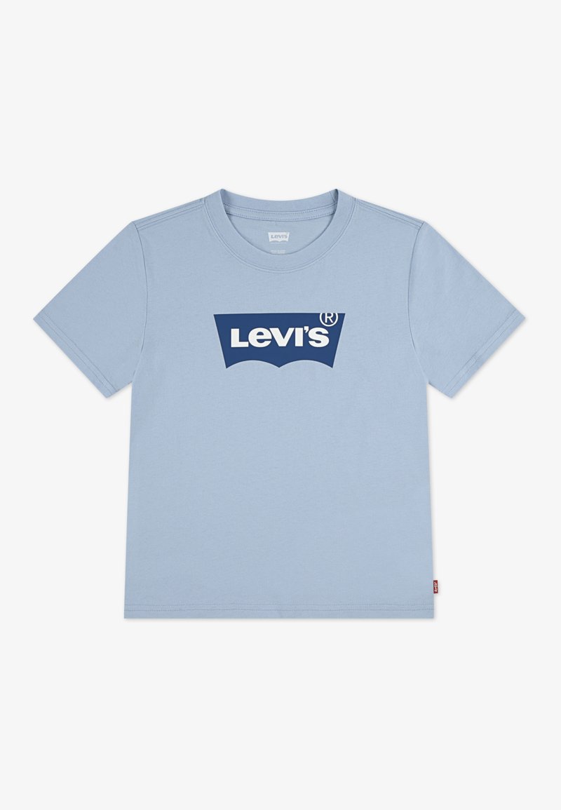 Lyseblå bomulls-T-skjorte med en marineblå Levi's®-logo på forsiden, korte ermer og rund hals med en etikett nederst.