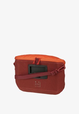 Sac bandoulière compact bordeaux et orange avec une sangle ajustable, un patch noir à l'avant et le texte « Recycled Inside » sur le tissu.