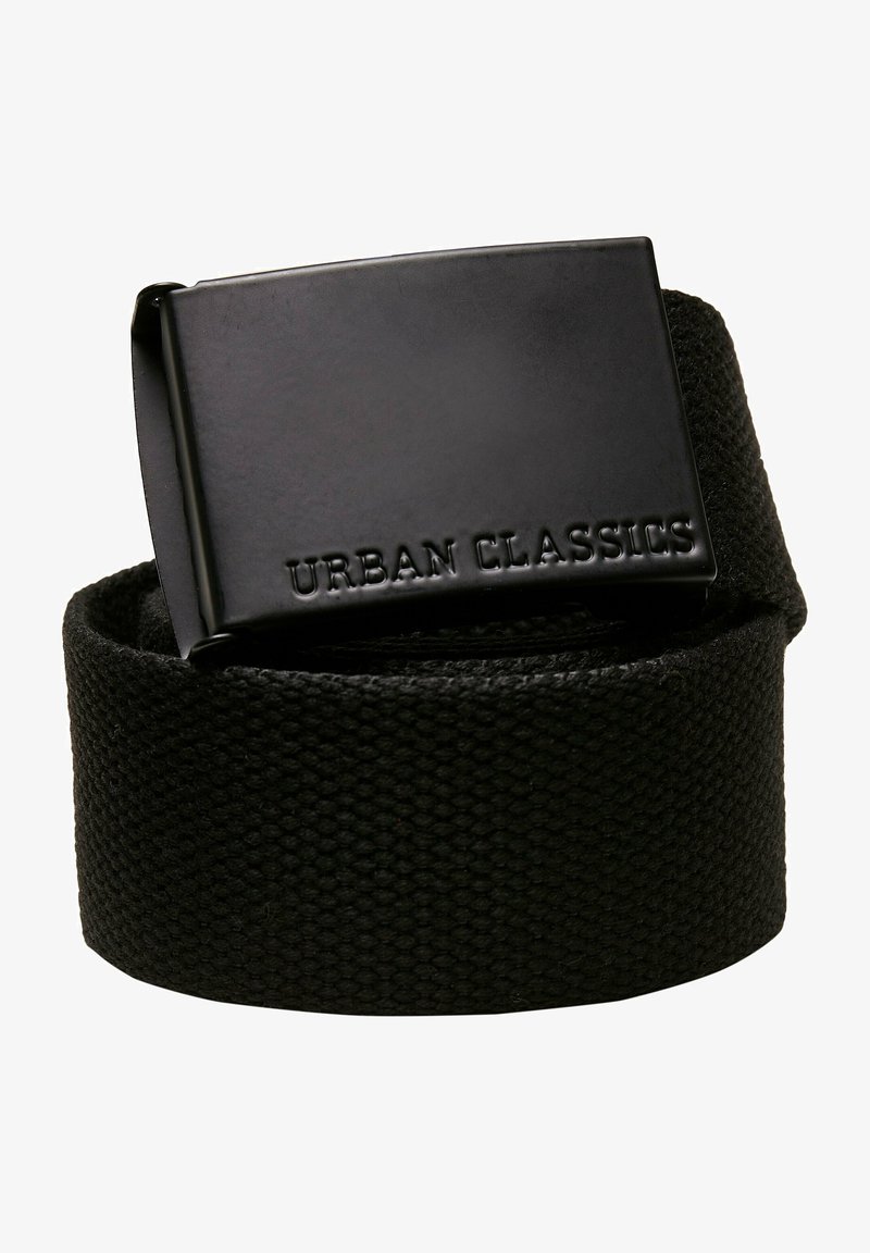 Ceinture en tissu tissé noir avec une boucle rectangulaire en métal noir embossée avec "URBAN CLASSICS". La texture est rugueuse et durable.