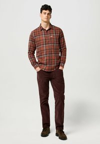 Wrangler LONG SLEEVE FOR REGULAR FIT - Camisa - fired brick