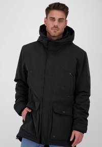 Černá kapucová parka vyrobená z odolné tkaniny, s předním zipem, dvěma předními kapsami a texturovaným povrchem. Jednoduchý a funkční design.
