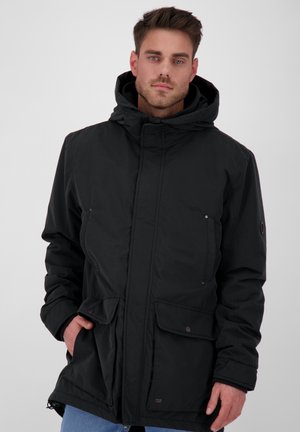 Czarna parka z kapturem wykonana z wytrzymałego materiału, z zasuwanym przodem, dwoma kieszeniami z przodu i strukturalnym wykończeniem. Prosty i funkcjonalny design.