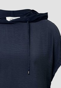 Dunkelblaues Kapuzensweatshirt mit Kordelzug und glattem Stoff, das den oberen Brust- und Schulterbereich vor einem hellen Hintergrund zeigt.