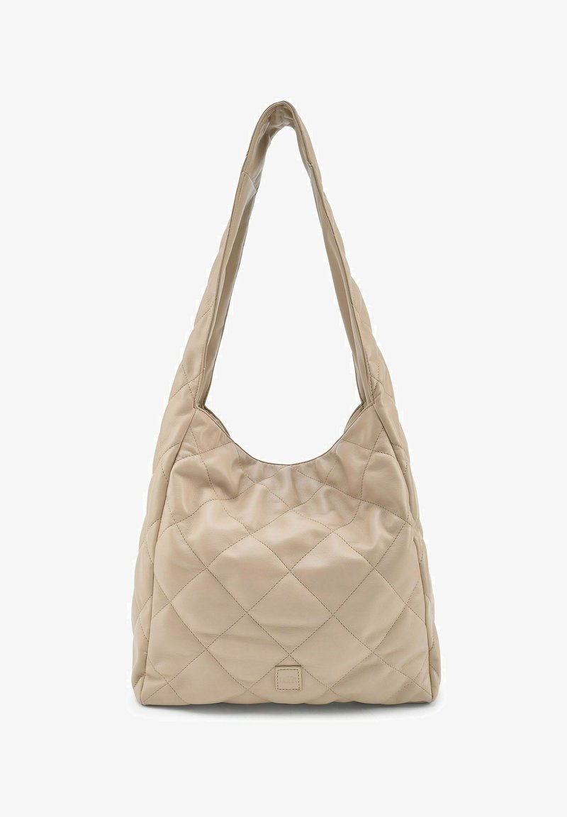 Beige doorgestikte leren handtas met een nonchalante vorm, brede schouderriem en subtiel logodetail aan de onderkant, met een zachte textuur.