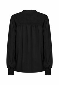 Blusa negra de manga larga con la parte trasera fruncida y puños gathered. Presenta un cuello alto y un diseño fluido. Tejido suave y liviano.