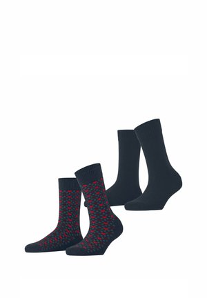 Due paia di calzini, uno di colore scuro uniforme e uno scuro con motivi a rombi rossi e grigi, mostrati su sfondo bianco.