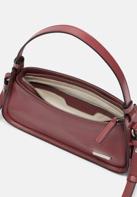 Liebeskind Berlin KLEINE BAGUETTE - Handbag - bordeaux