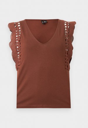 Μπλουζάκι καφέ χρώματος χωρίς μανίκια με V-λαιμόκοψη και κυματιστή δαντέλα κατά μήκος των μασχάλων, απλωμένο σε φωτεινό φόντο.