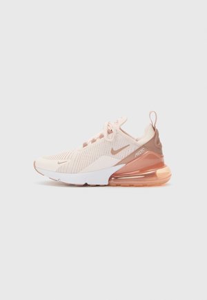 Lyserød Nike Air Max 270 sneaker med mesh overdel, hvid sål og stor gennemsigtig polstret hæl mod en ensartet lys baggrund.