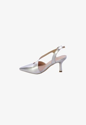Scarpa con tacco da donna argento a punta, slingback, con tacco a spillo di media altezza e aperture laterali aperte su sfondo bianco.
