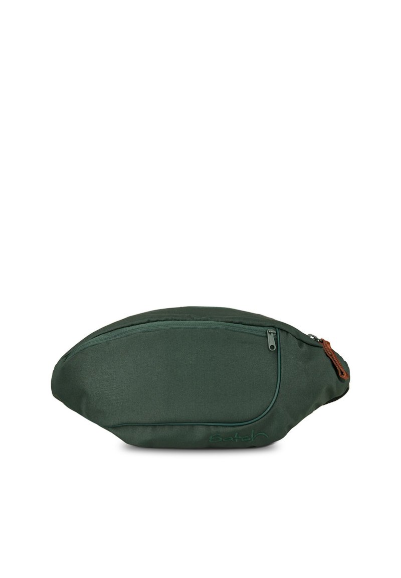 Grüner Stoff-Fanny-Pack mit glatter Textur, geschwungener Form und Reißverschlussverschluss. Verfügt über ein dezentes Logo und einen braunen Lederakzent am Reißverschluss.