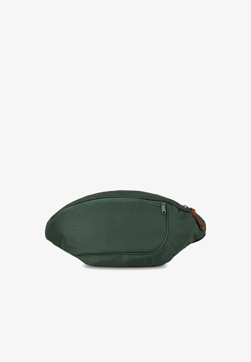 Grüner Stoff-Fanny-Pack mit glatter Textur, geschwungener Form und Reißverschlussverschluss. Verfügt über ein dezentes Logo und einen braunen Lederakzent am Reißverschluss.