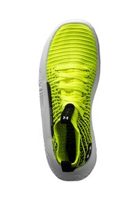 Neon gele sportieve schoen met een geweven bovenkant, zwarte accenten en een gewatteerde witte zool. Voorzien van veters en merknaam op de tong.