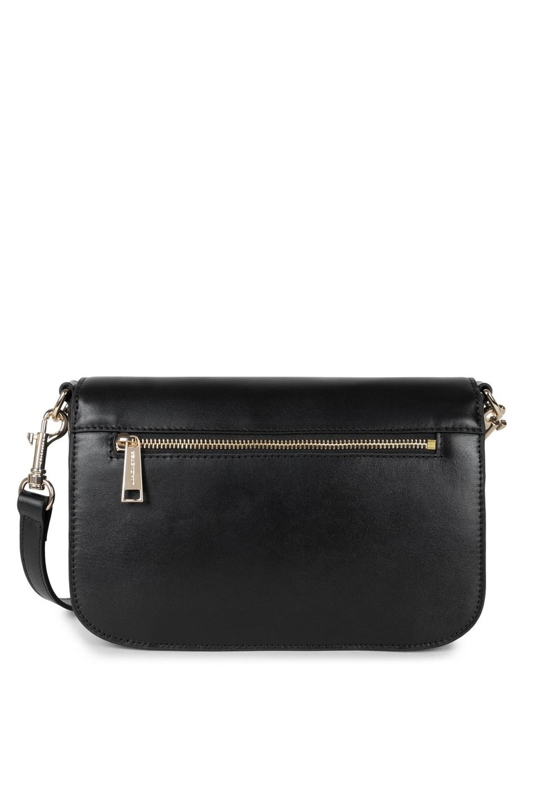 Bolso cruzado de cuero negro con textura suave, que cuenta con un bolsillo con cremallera en la parte frontal y una cremallera en tono dorado. Correa ajustable incluida.