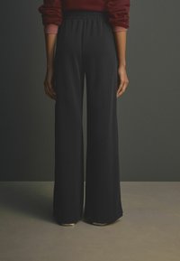 Next TALL FIT - SOFT POPPER SIDE  - Teplákové kalhoty - black