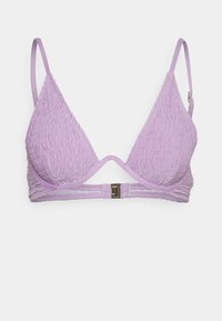 Top de biquíni triangular lavanda com tecido texturizado, alças ajustáveis e fecho metálico nas costas.