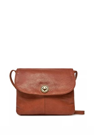 Sac bandoulière en cuir marron avec surface texturée, fermeture à rabat et verrou rotatif circulaire doré à l'avant.