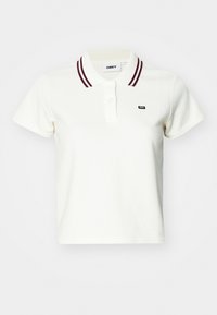 T-shirt polo blanc avec un col rayé bordeaux, patte de boutonnage, manches courtes et un tissu texturé. Présente un petit logo sur la poitrine.