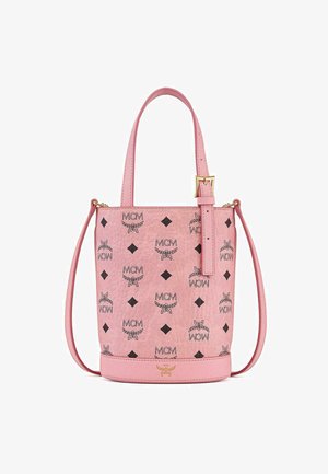 Sac seau en cuir rose avec imprimé logo noir, bandoulière réglable, quincaillerie en ton doré et surface texturée. Présente une forme cylindrique.