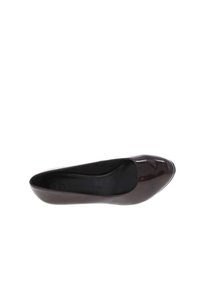 Ballerines en cuir verni bourgogne avec un bout rond, une tige lisse et une finition légèrement texturée. Doublure intérieure noire.