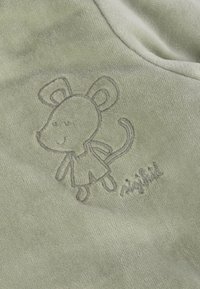 Grüner, strukturierter Stoff mit einem gestickten Mausmotiv und dem Schriftzug "sigikid" in der unteren rechten Ecke.