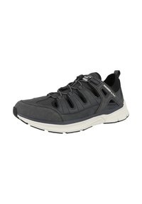 Černá atletická bota z prodyšného a syntetického materiálu, s elastickými šňůrkami, polstrovanou podrážkou a výrazným logem na jazyku.