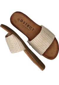 Sandales à glissière tissées beiges avec une large sangle ; surface texturée ; semelle intérieure rembourrée marron ; semelle plate. Marque "DSTRCT" sur la semelle intérieure.